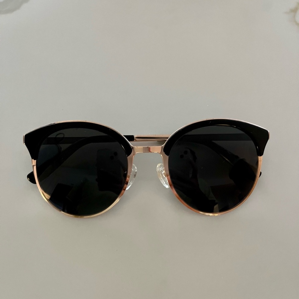NWOT Carin Black Round Cat Eye Sunglasses
